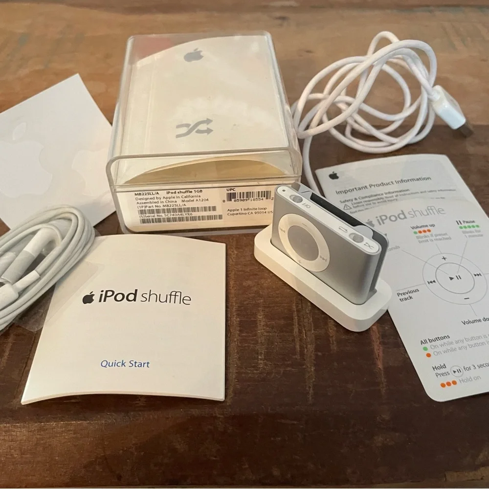 IPOD SHUFFLE 2nd Generation Silver! New! Never used! Collector Item!
